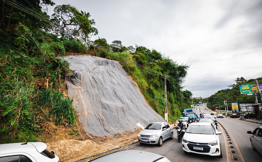 Avenida Leste-Oeste recebe tecnologia que impermeabiliza o solo em dois pontos de encostas
