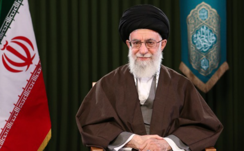 Aiatolá Khamenei reza sobre o caixão de líder do Hamas morto em Teerã