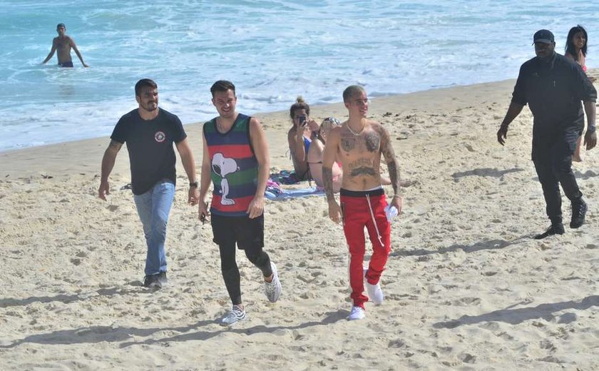 No Rio, Justin Bieber faz caminhada na praia de Ipanema