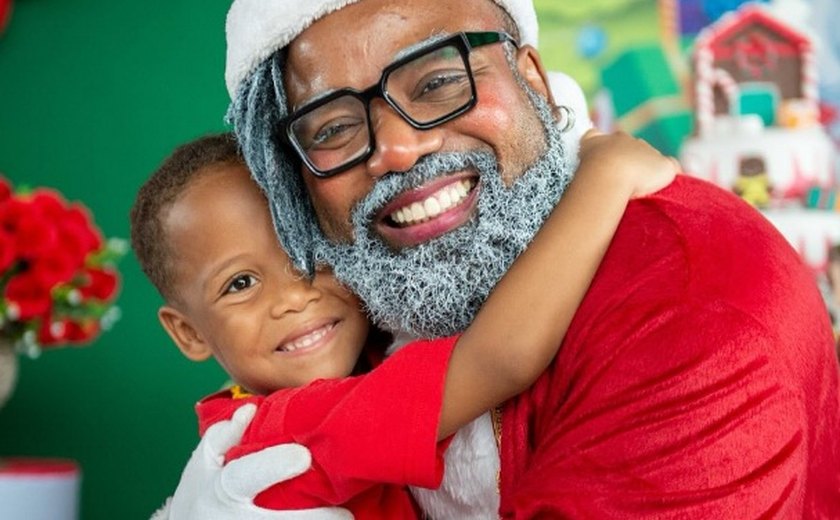 Papai Noel chegou! Rodrigo França distribui presentes em festa de Natal na Cidade de Deus