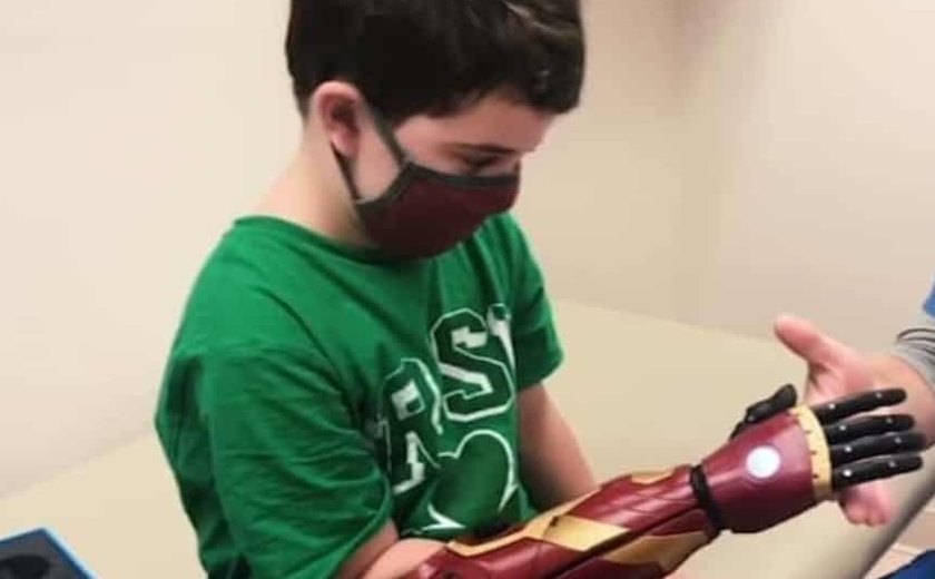 Momento emocionante: vídeo mostra menino com malformação recebendo braço biônico do Homem de Ferro; assista