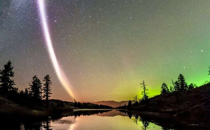 O fenômeno da coluna de luz violeta flagrado pela 1ª vez nos céus do Canadá
