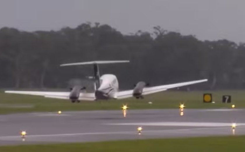 Avião faz pouso emergencial em campo de golfe e quase atinge jogador