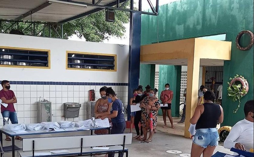 Escolas de Maceió entregam materiais impressos para reforçar ensino em casa