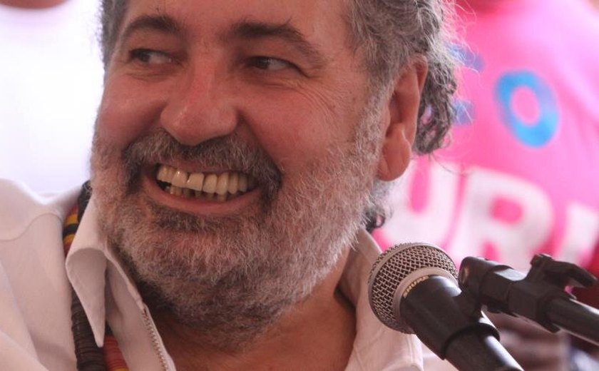 Trabalhador do samba, Moacyr Luz comemora 45 anos de carreira sem dar trégua ao corpo