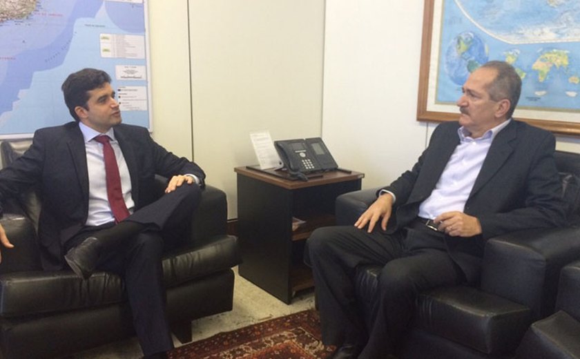 Prefeito Rui Palmeira discute projetos com ministro da Ciência e Tecnologia, Aldo Rebelo