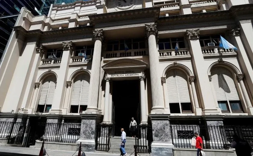 BC argentino corta taxa de juros, de 50% a 40%, citando compromisso com meta de déficit zero