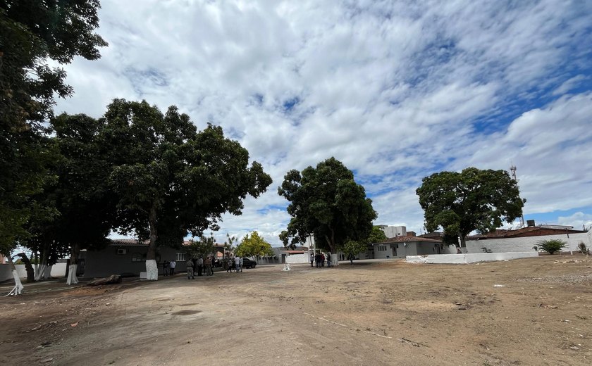 Cerca de mil veículos acumulados na Central de Polícia de Arapiraca são transferidos para o Pátio de Custódia, em Rio Largo