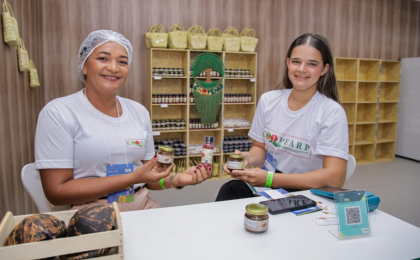 'Liberdade e Soberania': mulheres extrativistas de Alagoas trazem a força da pimenta rosa para o Salão do Turismo