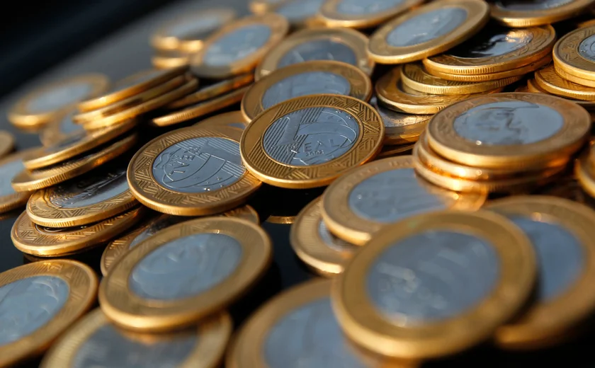 Taxas futuras de juros se ajustam para baixo, em sintonia com o dólar