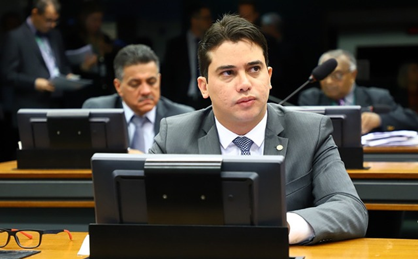 Deputado investigado por desvio de emendas no CE é aposta de Cid Gomes para o Senado em 2026