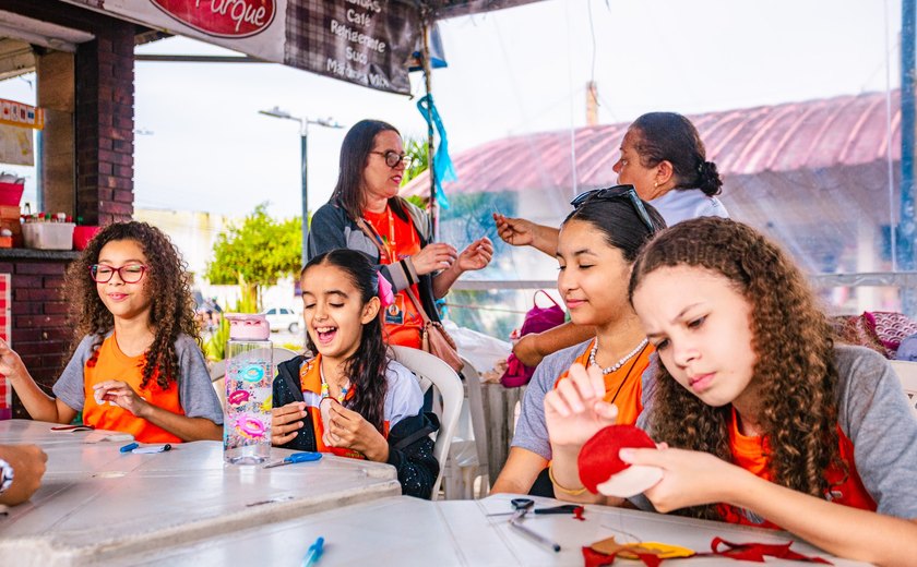 Prefeitura promove atividades lúdicas e educativas para crianças no Mercado do Artesanato