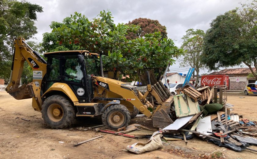 Convívio Social remove construções irregulares em área verde no Eustáquio Gomes