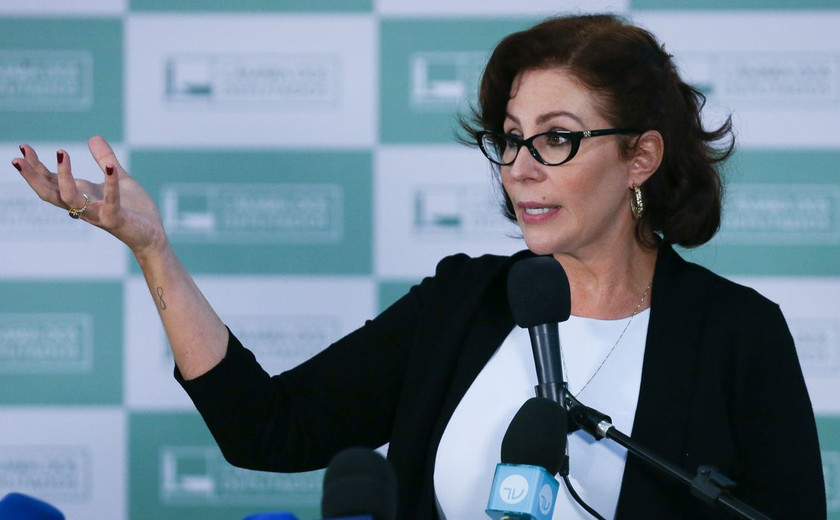 Câmara publica licença de Zambelli e diz que pedido da deputada chegou antes de ordem do STF