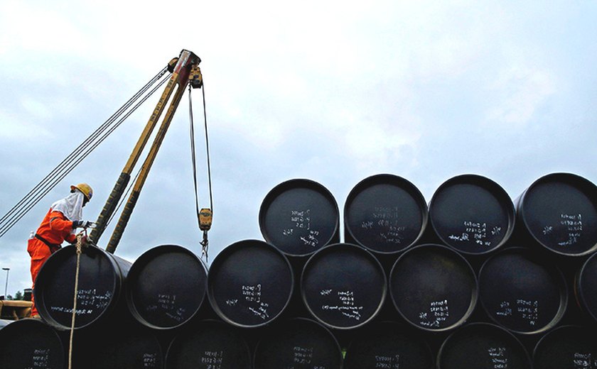 Estoques de petróleo nos EUA caem 445 mil barris na semana, afirma DoE