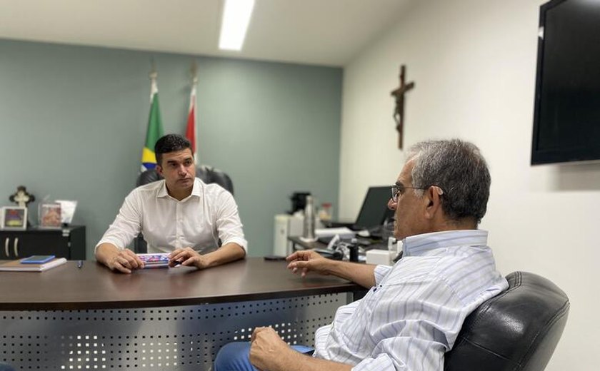 Seinfra investe em reforma de praça e melhorias habitacionais