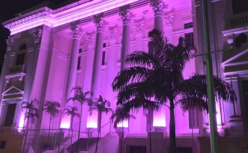 Associação Comercial de Maceió recebe iluminação em apoio ao Setembro Roxo