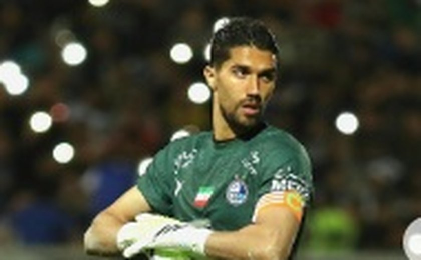 Goleiro de time iraniano é suspenso após abraçar torcedora; vídeo