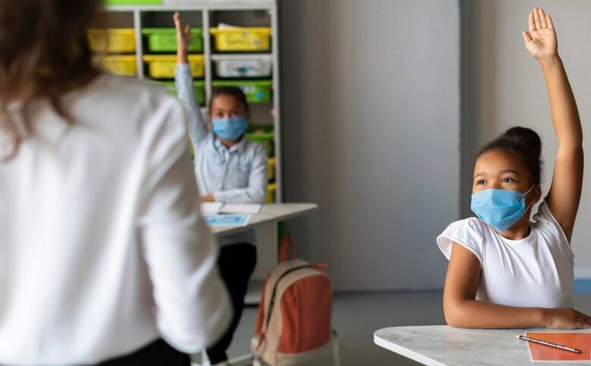 SP libera máscaras para alunos e professores nas áreas externas das escolas