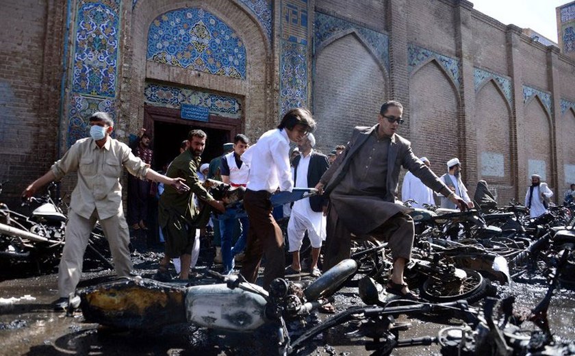 Em dia que presidente afegão dá ultimato a talibãs, explosão deixa mortos perto de mesquita