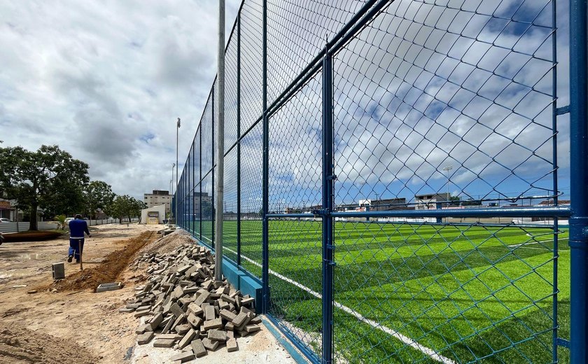 Comunidade do Alto da Alegria ganha espaço de lazer com areninha