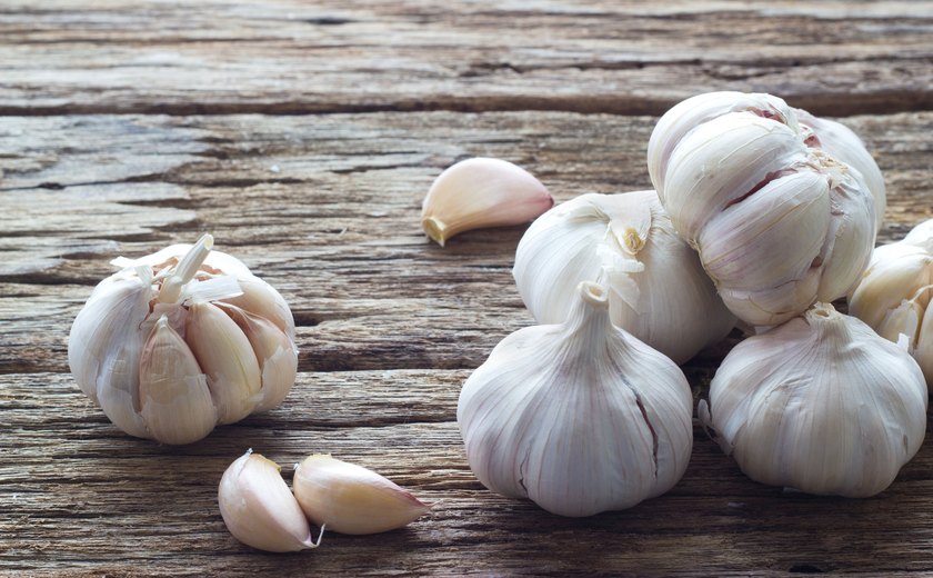‘Hálito de alho’: estudo americano revela alimento que previne o odor característico que fica na boca; entenda