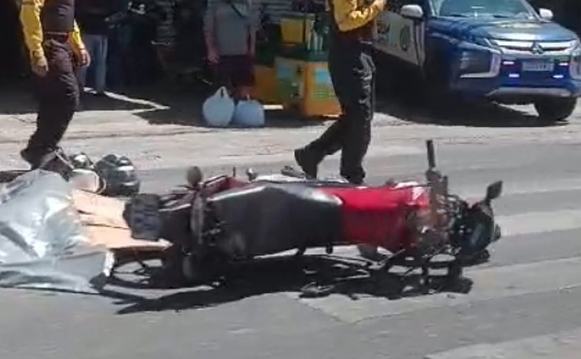 Duas pessoas morrem em acidente entre moto e caminhão em Maceió