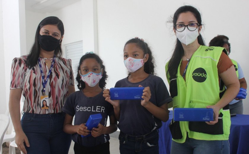 Sesc Alagoas inicia entrega de kits de saúde bucal para alunos da EJA e da educação complementar