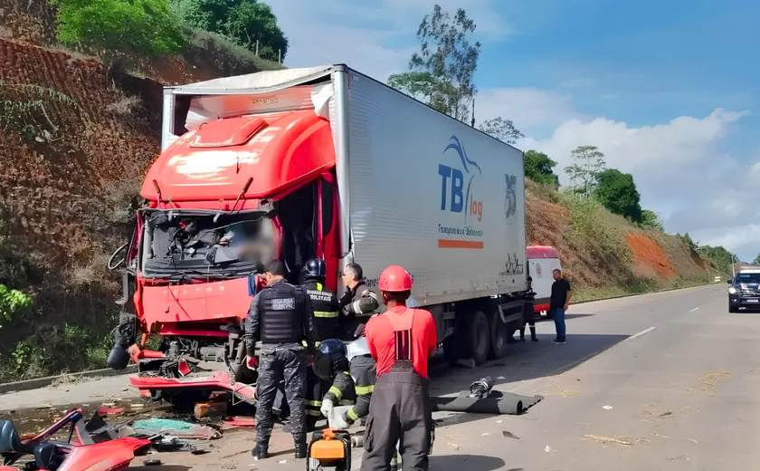 Bombeiros atuam em acidente entre caminhões em Teotônio Vilela