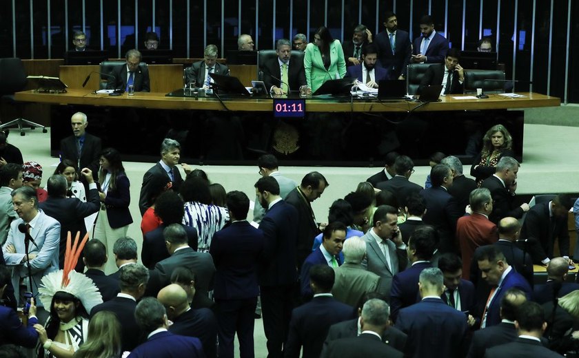Câmara revoga novo seguro DPVAT e limita bloqueio de emendas