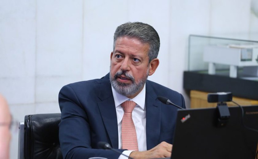 Lira abre sessão no plenário da Câmara e pauta Mover após acordo sobre taxação do e-commerce