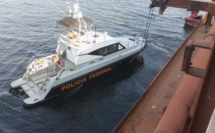 Cinco imigrantes clandestinos são encontrados em navio, no Rio