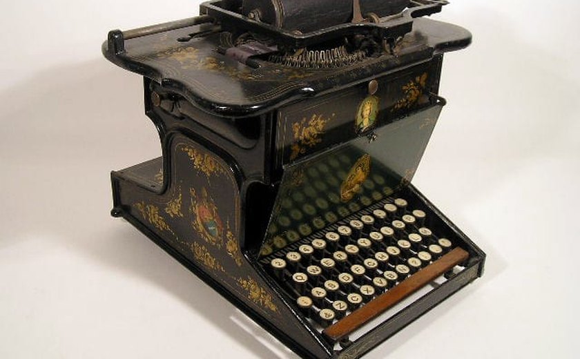 História Hoje: primeira máquina de escrever era patenteada há 195 anos