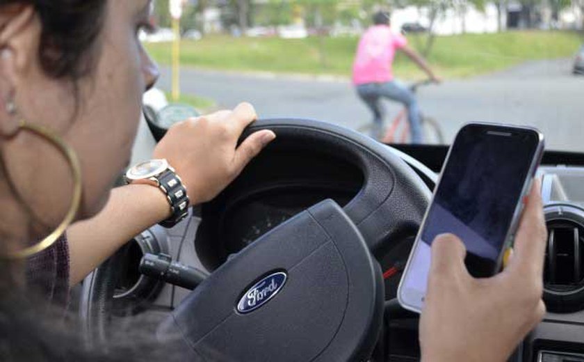 Usar celular no trânsito pode ser tão perigoso quanto beber e dirigir