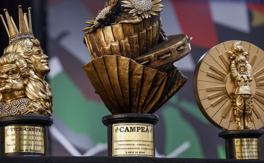 Iza, Ivete Sangalo, Leci Brandão e Zezé Mota abrem desfile das campeãs