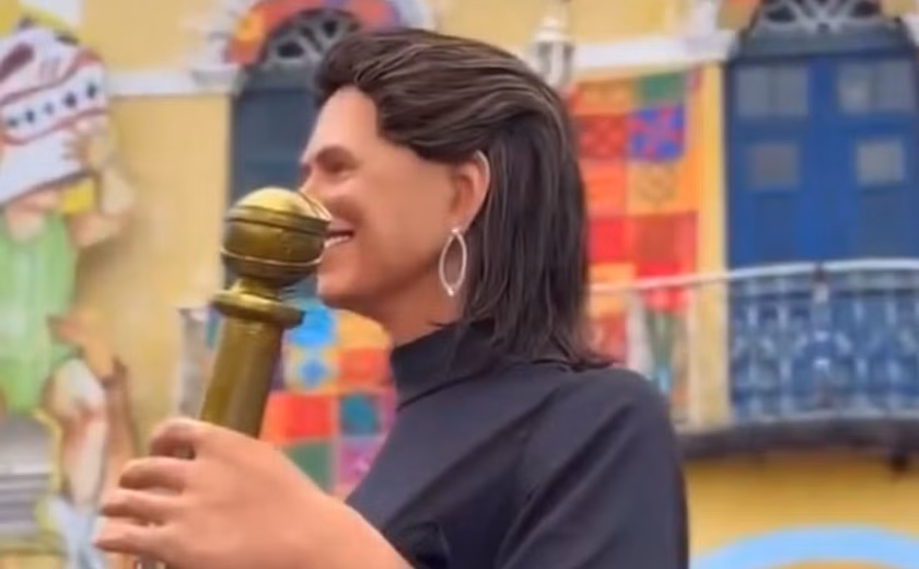 Fernanda Torres vira bonecão de Olinda com estatueta na mão