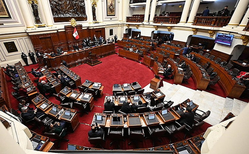 Presidente do Peru é destituído e preso após tentativa de golpe