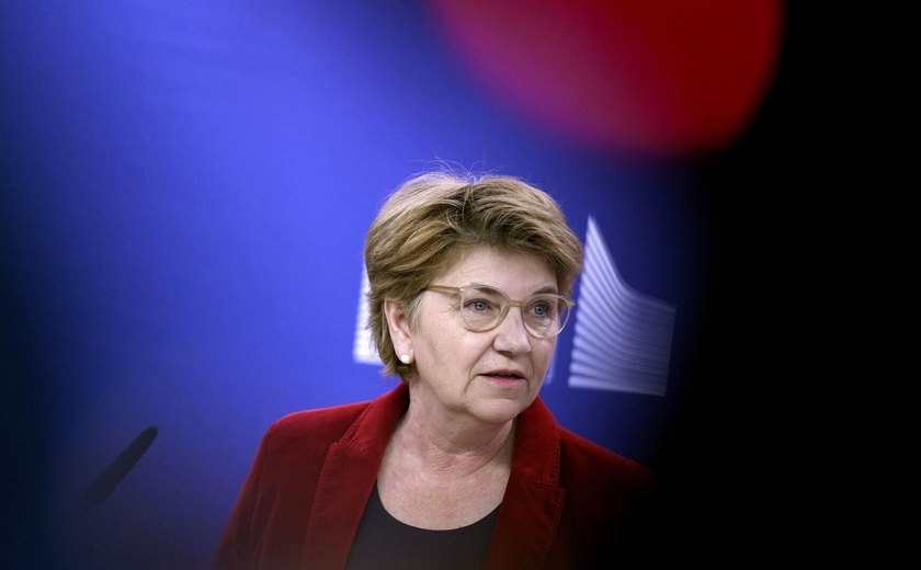 Partido suíço exige renúncia de ministra da Defesa por falhas na política de segurança