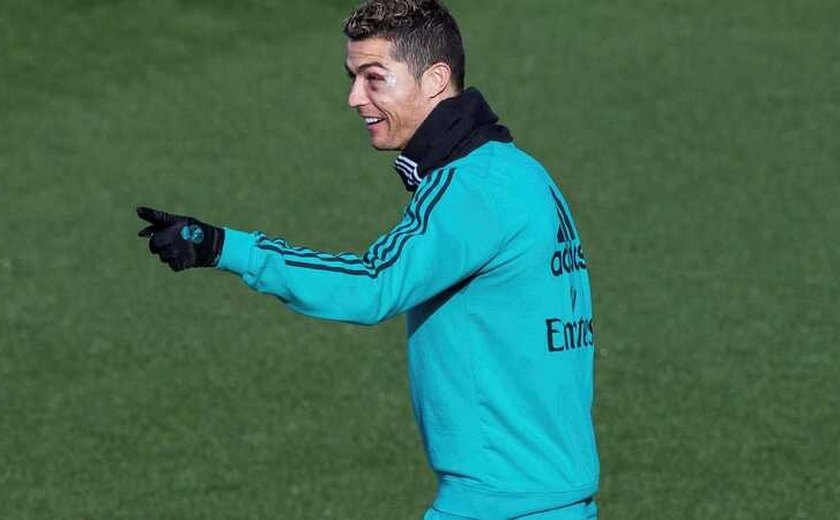 Após pancada, Cristiano Ronaldo treina de olho roxo com seleção de Portugal