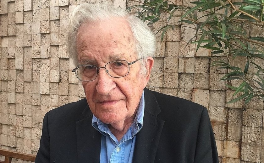 Noam Chomsky está bem e segue tratamento em casa