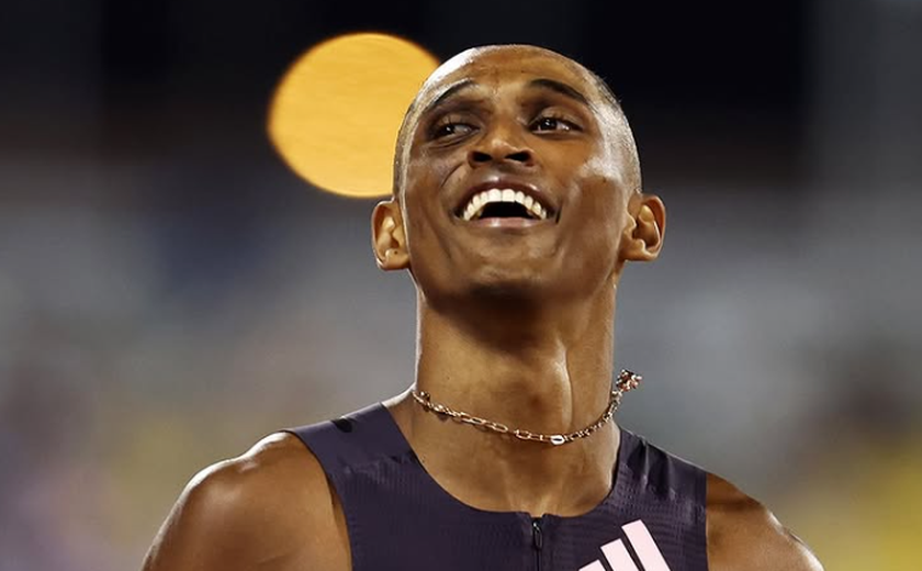 Alison dos Santos vence 400m com barreiras em competição organizada por Michael Johnson