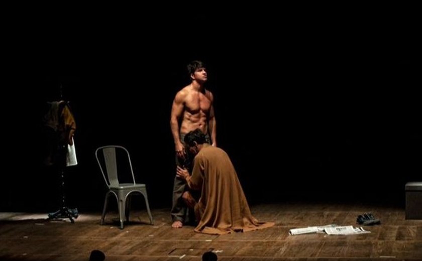 Homem reage a cena com ator nu em teatro no RJ e se revolta após mulher não deixar a sala: 'Casamento está acabado'