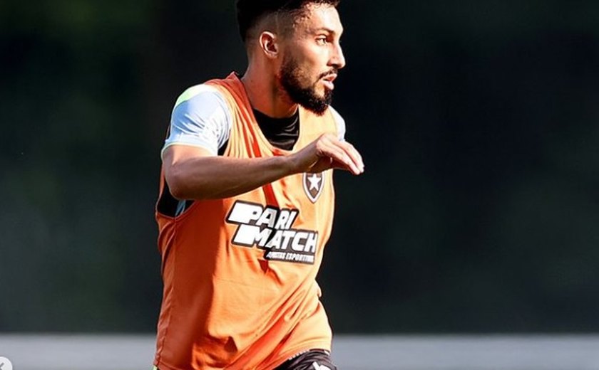 Alex Telles treina 2 dias no Botafogo e diz que quer estrear sábado contra o Corinthians