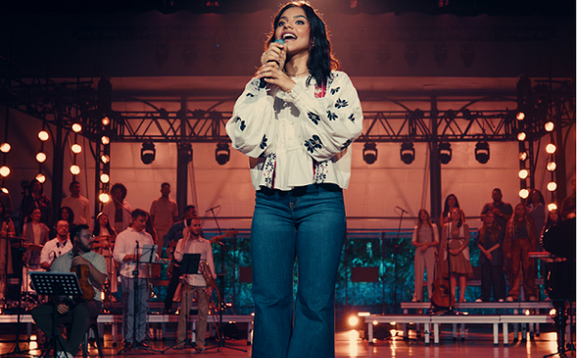Julia Vitoria lança “Amor Infinito” e dá continuidade ao projeto gravado no Ópera de Arame