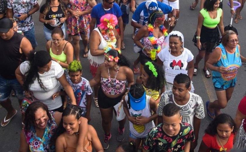 Carnaval: frevo anima segundo dia de folia em Maceió