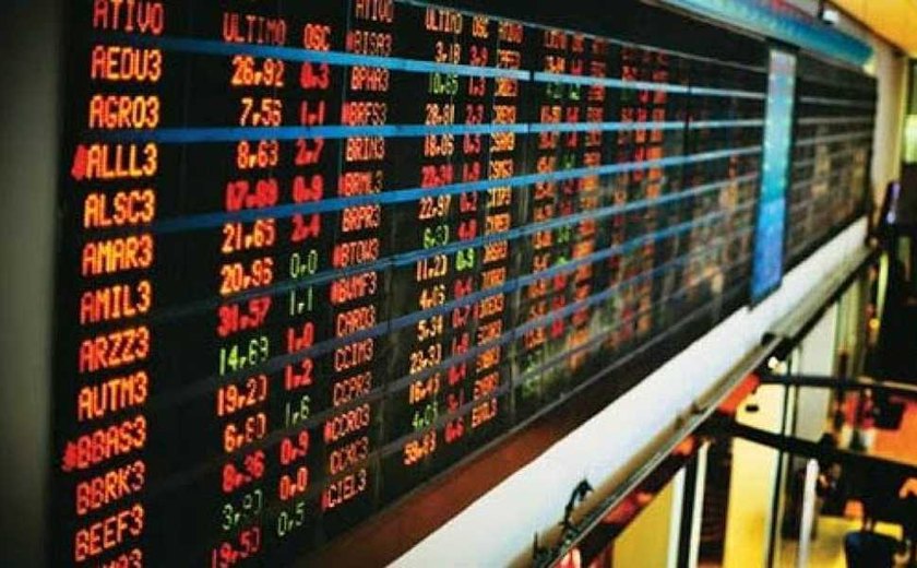 Cautela local por cenário político e queda do petróleo levam Ibovespa à queda