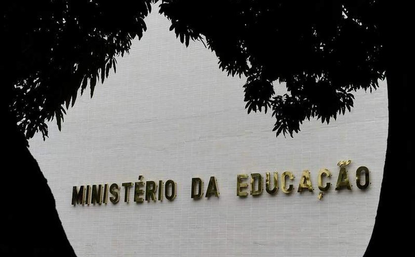 Dez prefeitos já denunciaram esquema de pastores no MEC