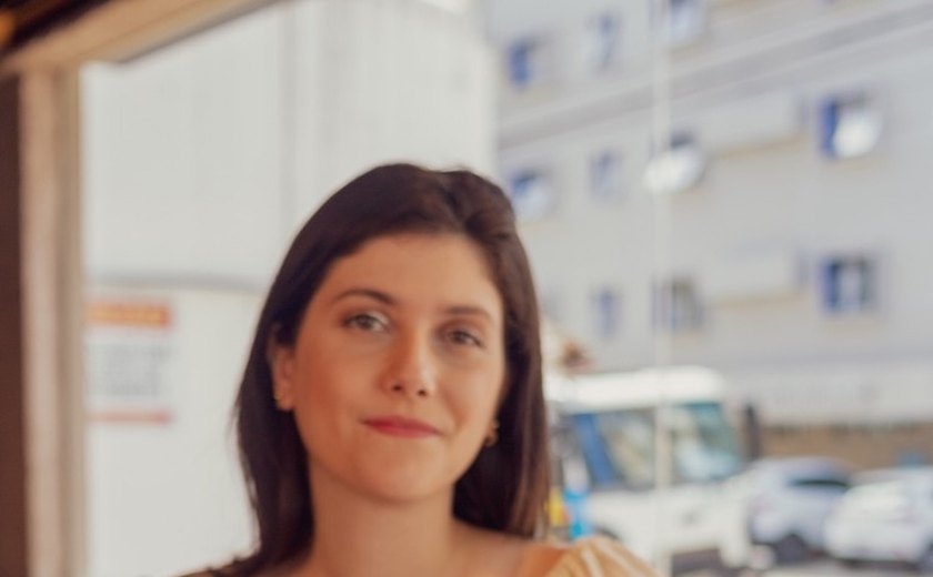 Escritora alagoana lança seu primeiro livro de poesias