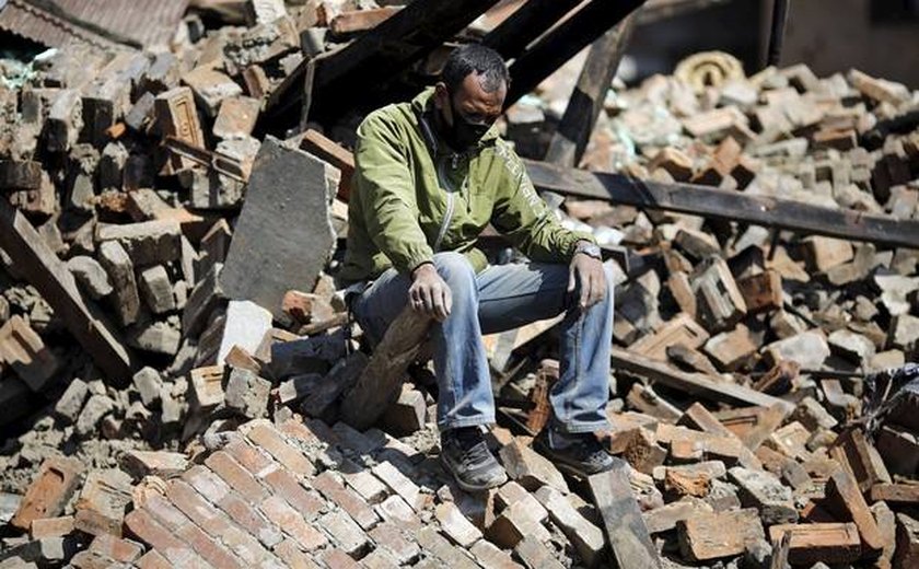 Número de mortos passa de 4 mil após terremoto no Nepal