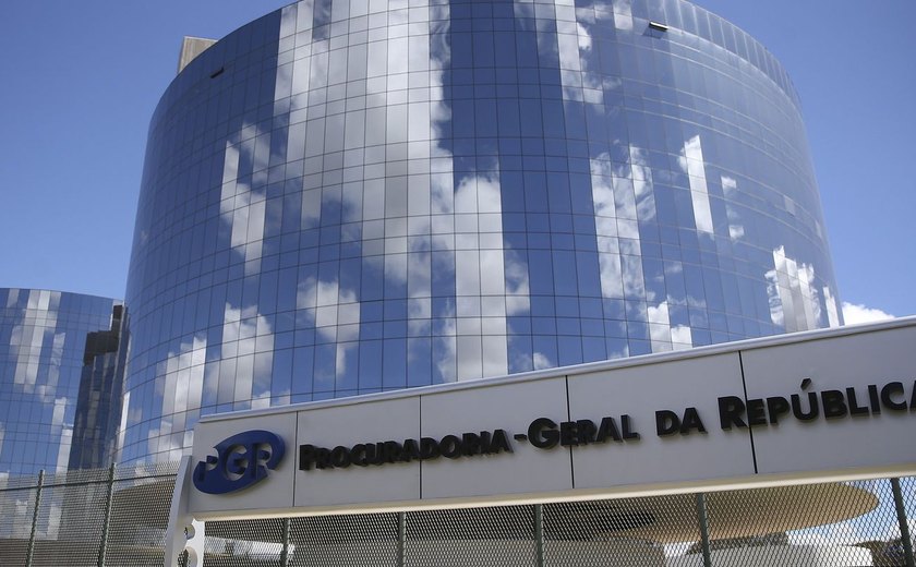 Supremo atende PGR e abre inquérito sobre atuação de Eduardo Bolsonaro